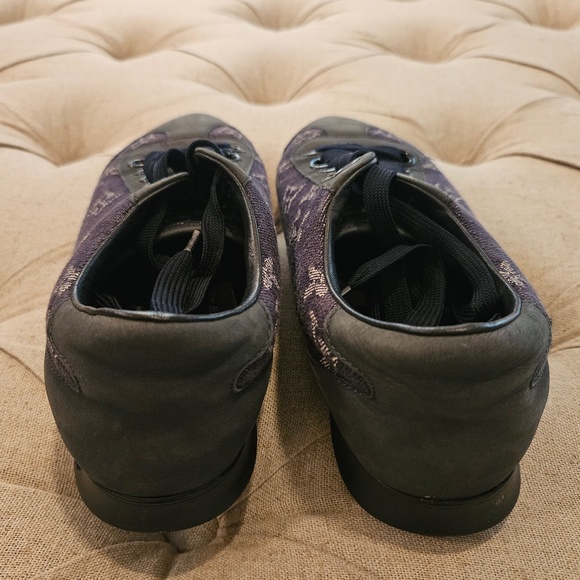 Gently preowned Womens Louis Vuitton Sneakers. - Picture 3 of 5